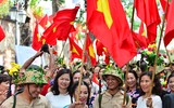 Hân hoan đón đoàn quân giải phóng về tiếp quản Thủ đô